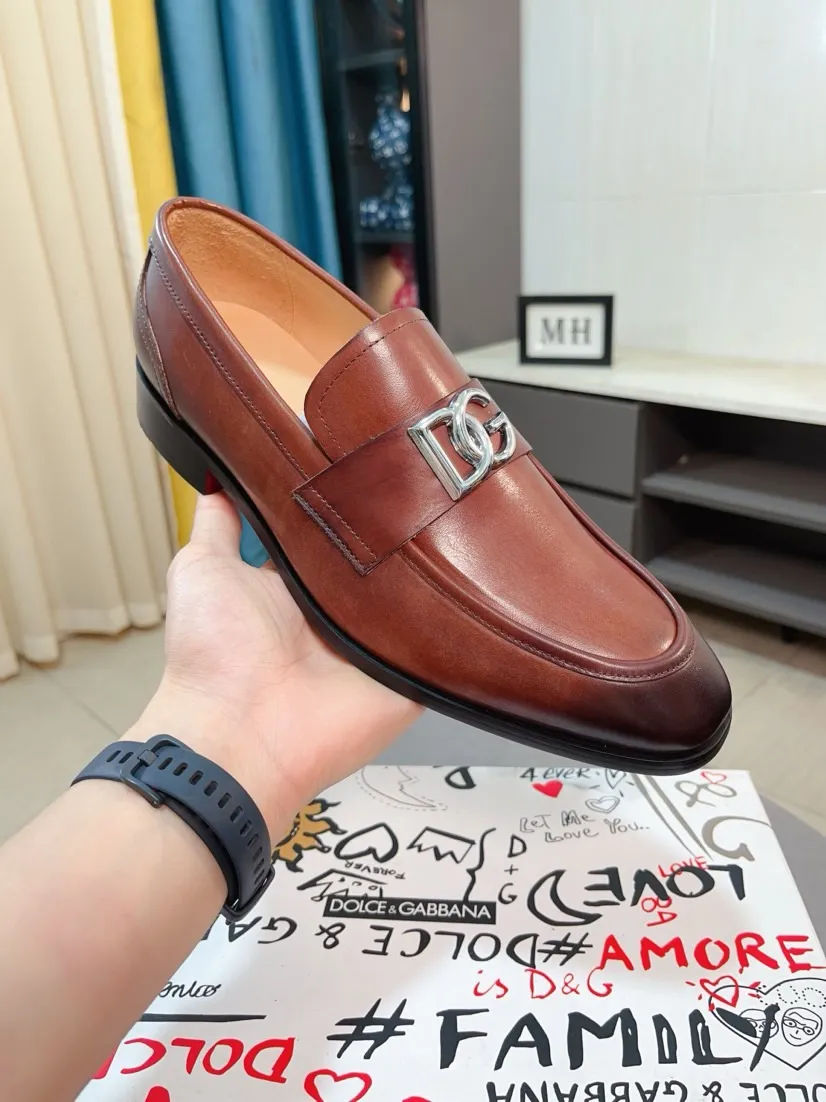 Men's shoes 💰540🌸🌸 [DG Dolce & Gabbana] High-end customized leather shoes. The upper is made of imported calf leather. Original hardware. I believe you will be impressed from the first time you see it. The avant-garde atmosphere can no longer fully interpret its elegance. AAA grade rubber outsole is super comfortable. The original cover last of the counter ensures its original version and quality. The upper is simple and the cowhide lining ensures its comfort and breathability. A pair of truly good shoes has its own unique soul, famous quality, and the first choice for successful people. Regular size 38-44 (45 customized)